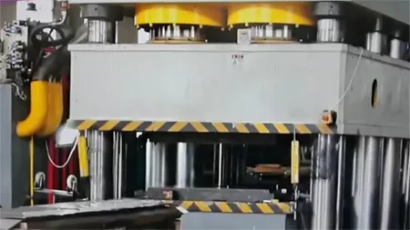 Máy Ép Thủy Lực Sản Xuất Cửa Kim Loại